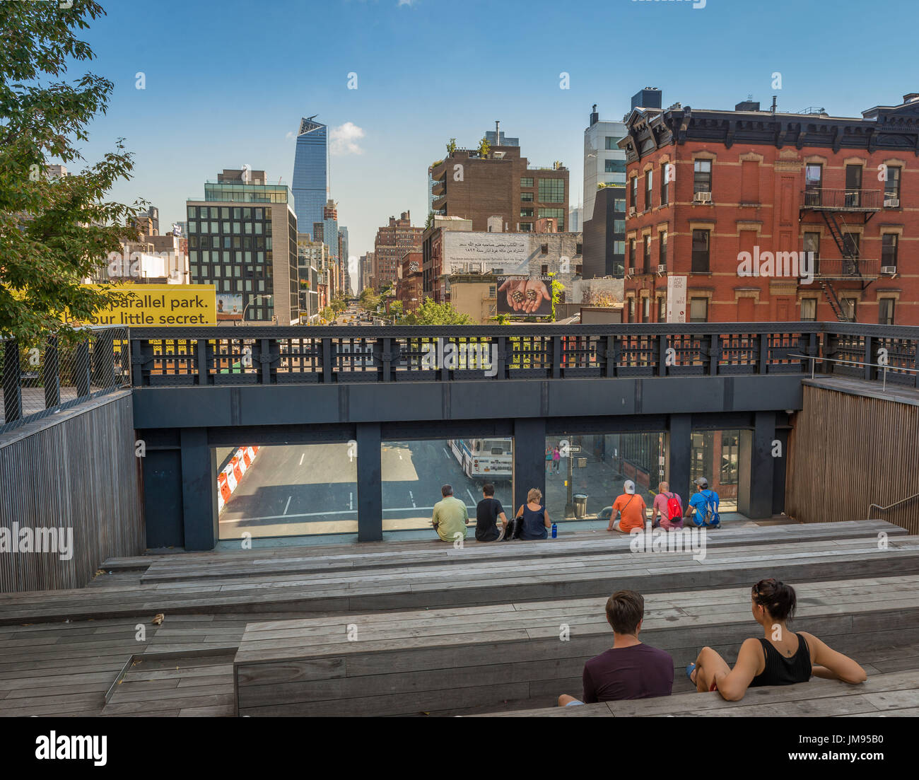 Stadtstraße Blick vom New Yorker Highline Fußgängerweg in Lower Manhattan, New York, USA Stockfoto