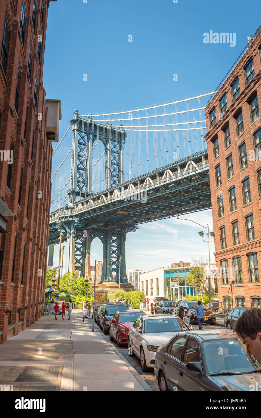 Ein Blick auf New York Manhattan Bridge aus den Straßen von Brooklyn im Sommer in der Stadt, New York, USA Stockfoto