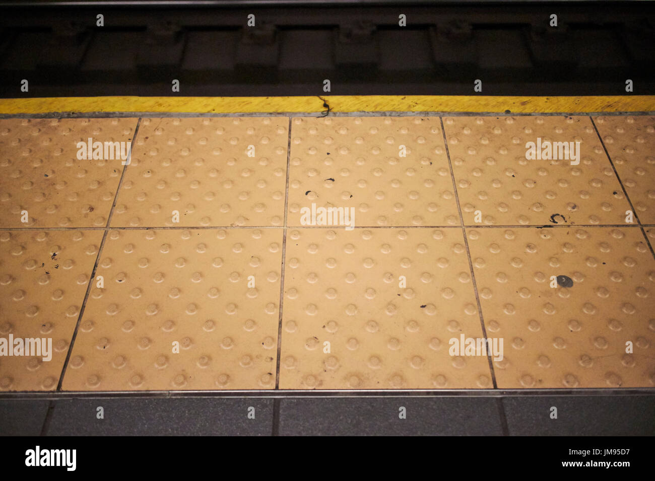 strukturierte Rand der Plattform im Bahnhof New Yorker Subway New York City USA gekennzeichnet Stockfoto