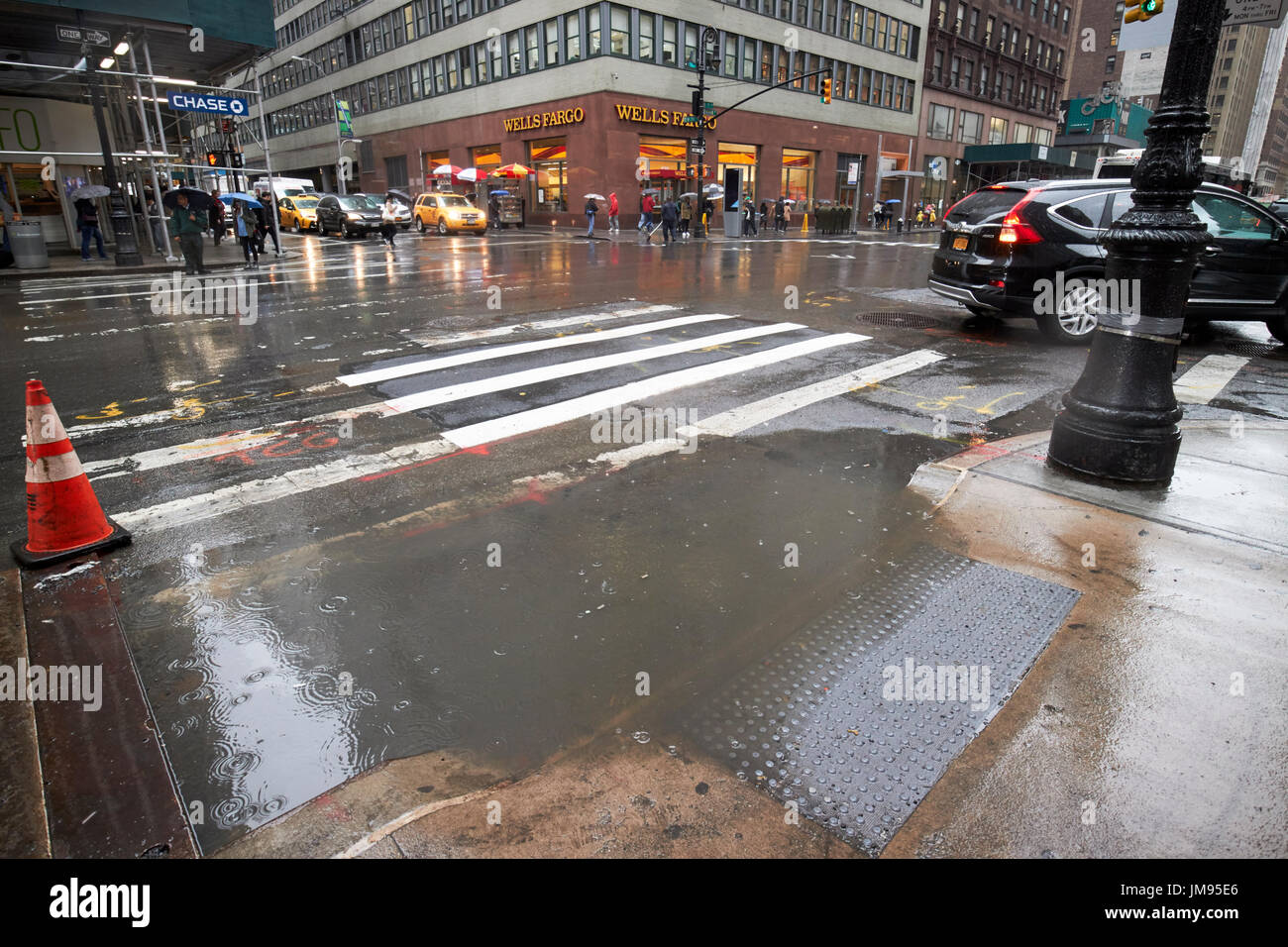 Regenwasser ab, auf den Straßen von New York City USA überschwemmen Stockfoto