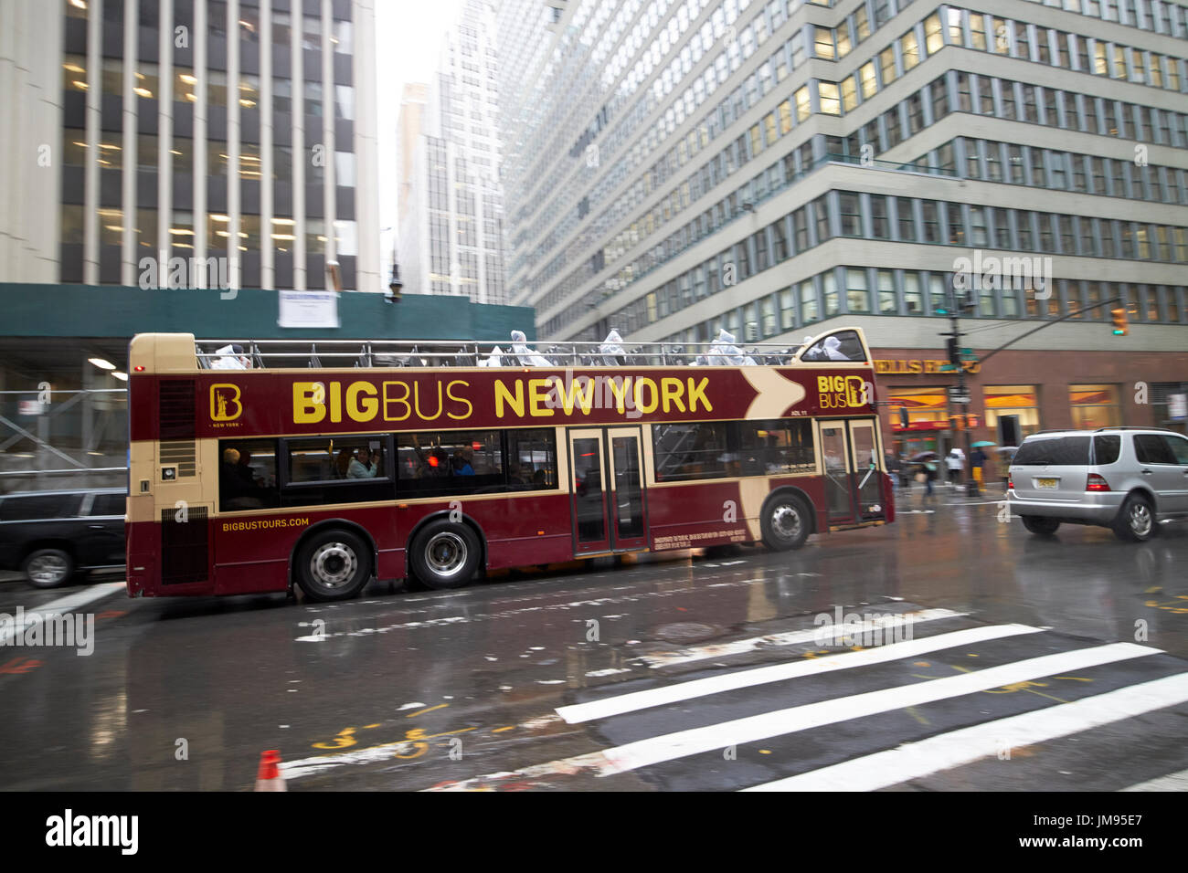 offenen großen Bus gekrönt-Tour-Bus im Regen New York City USA Stockfoto