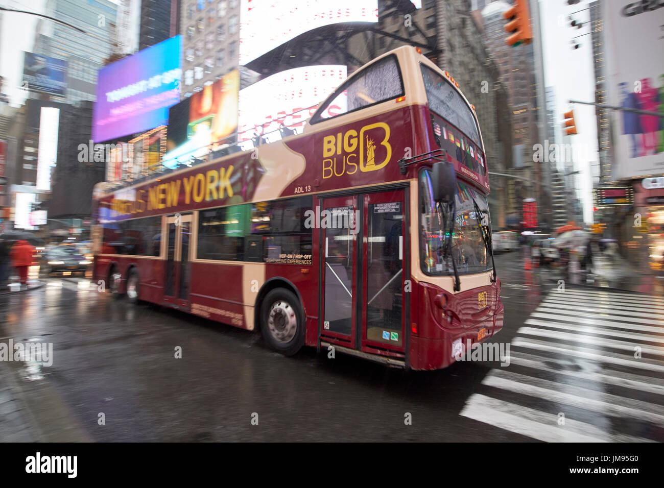 offenen großen Bus gekrönt-Tour-Bus im Regen New York City USA Stockfoto