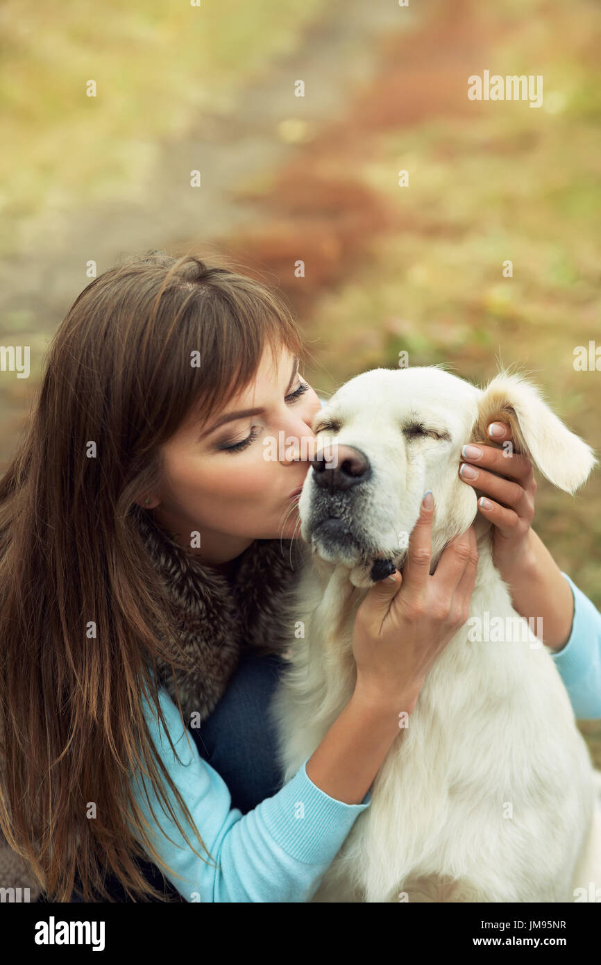 Labrador Retriever mit Besitzer Stockfoto