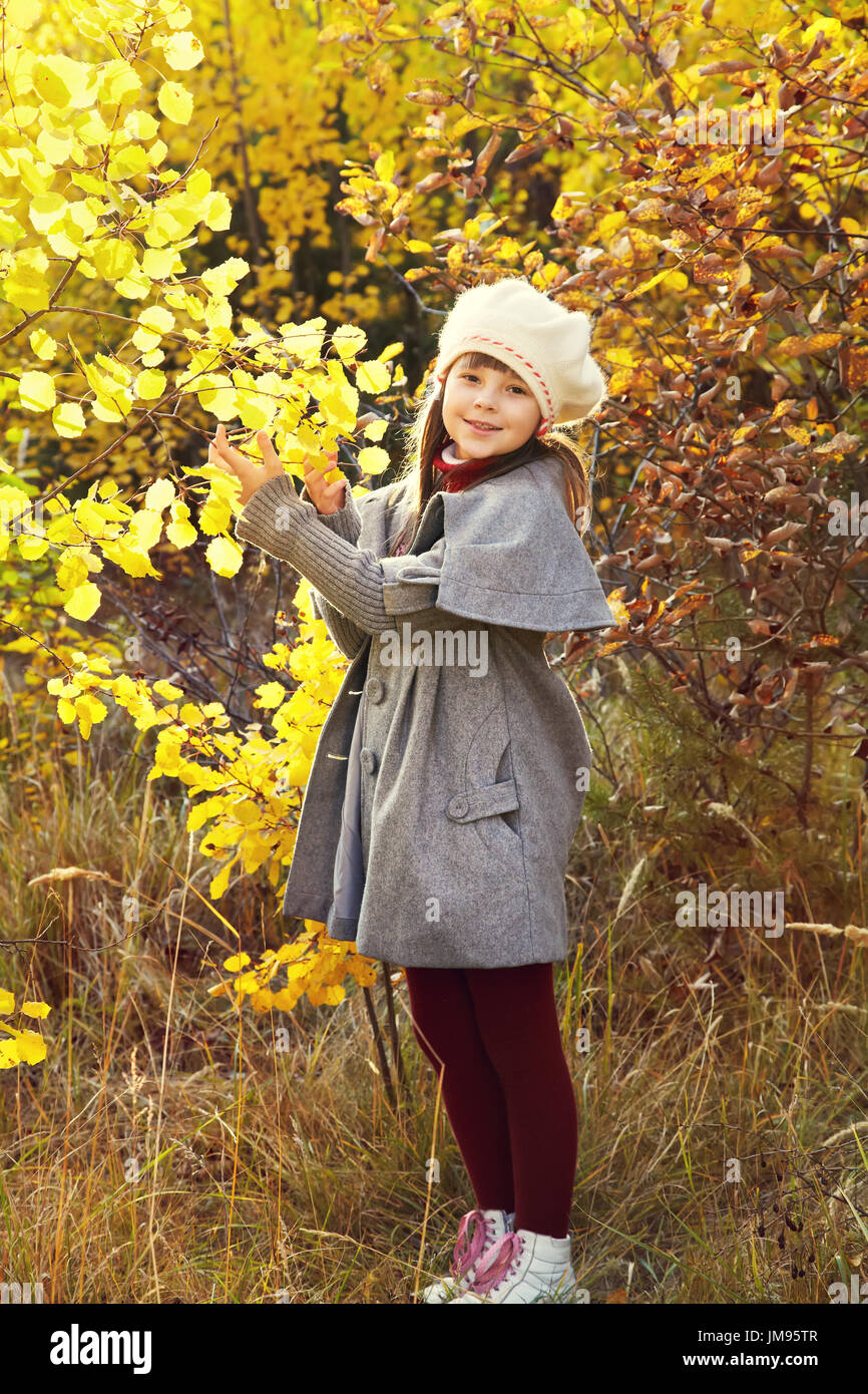 Mädchen im Herbst Stockfoto