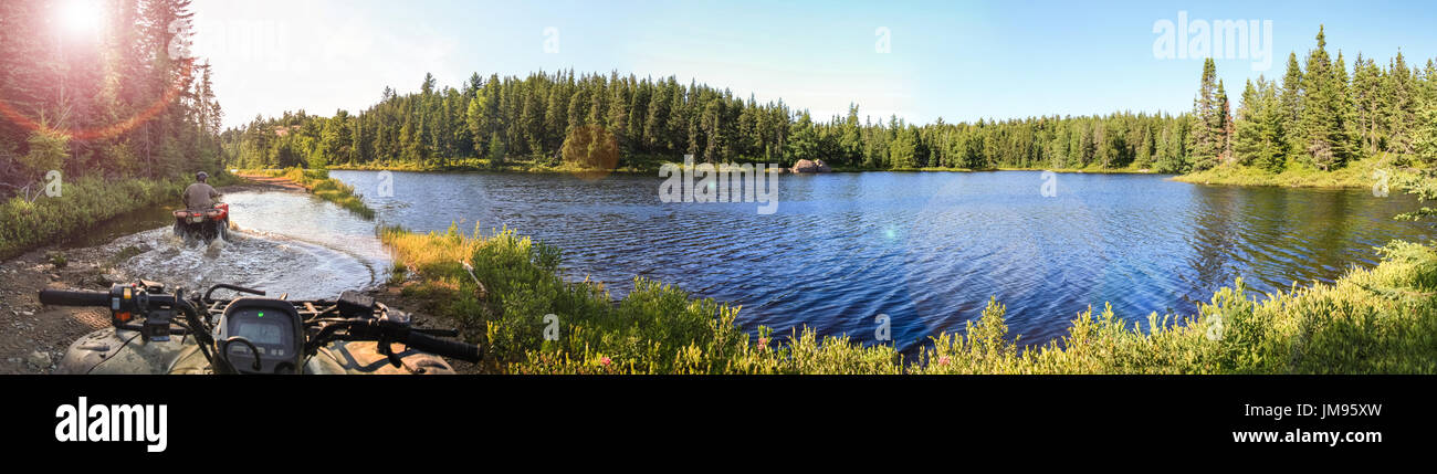 Die Leute, die atv Quads durch Wasser. Lake in Ontario, Kanada. Stockfoto