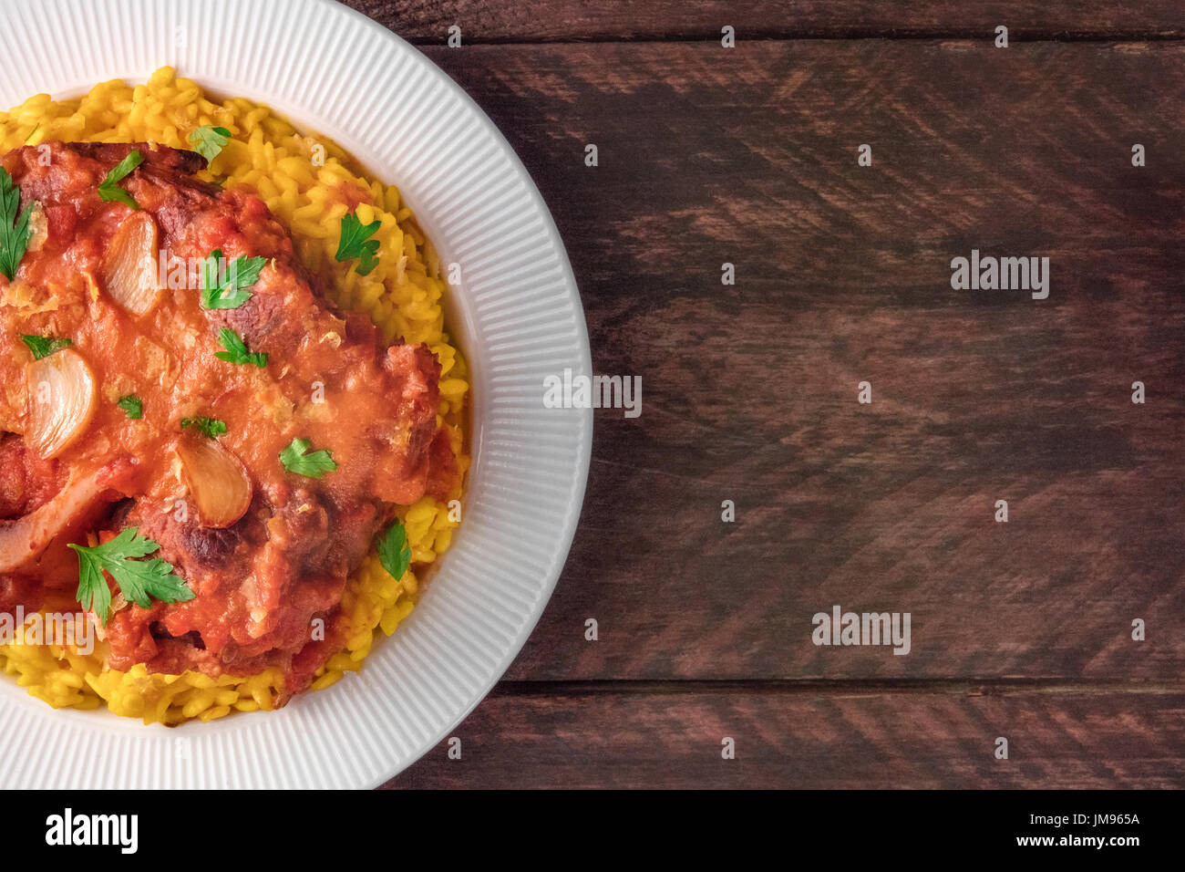 Eine Nahaufnahme von Osso Buco, traditionelles italienisches Gericht serviert mit Risotto Alla