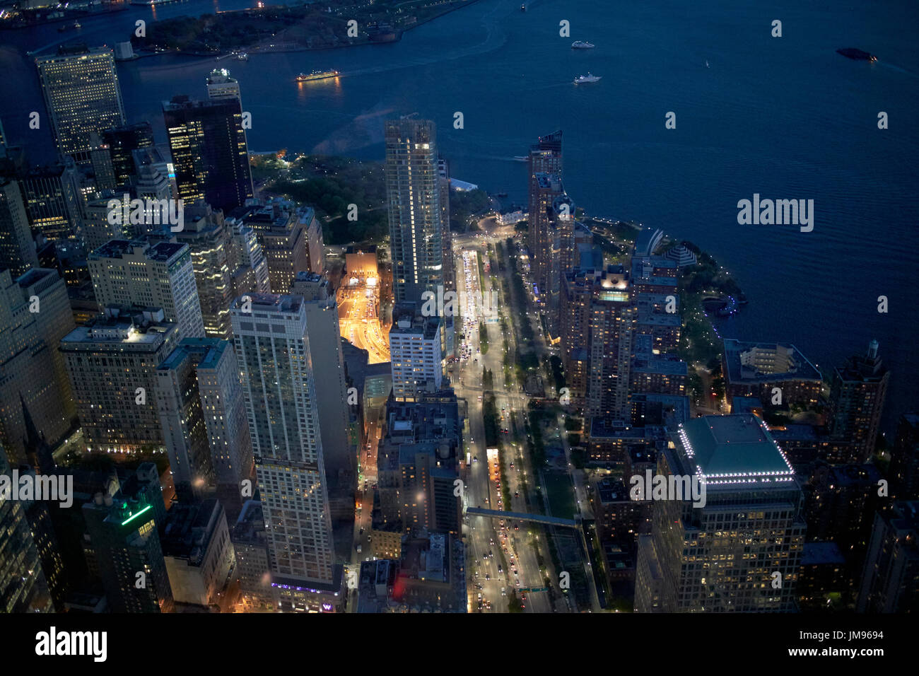 Blick durch das Glas von Battery Park City und Finanzdistrikt lower Manhattan vom eine-Welt-Observatorium New York City USA Stockfoto