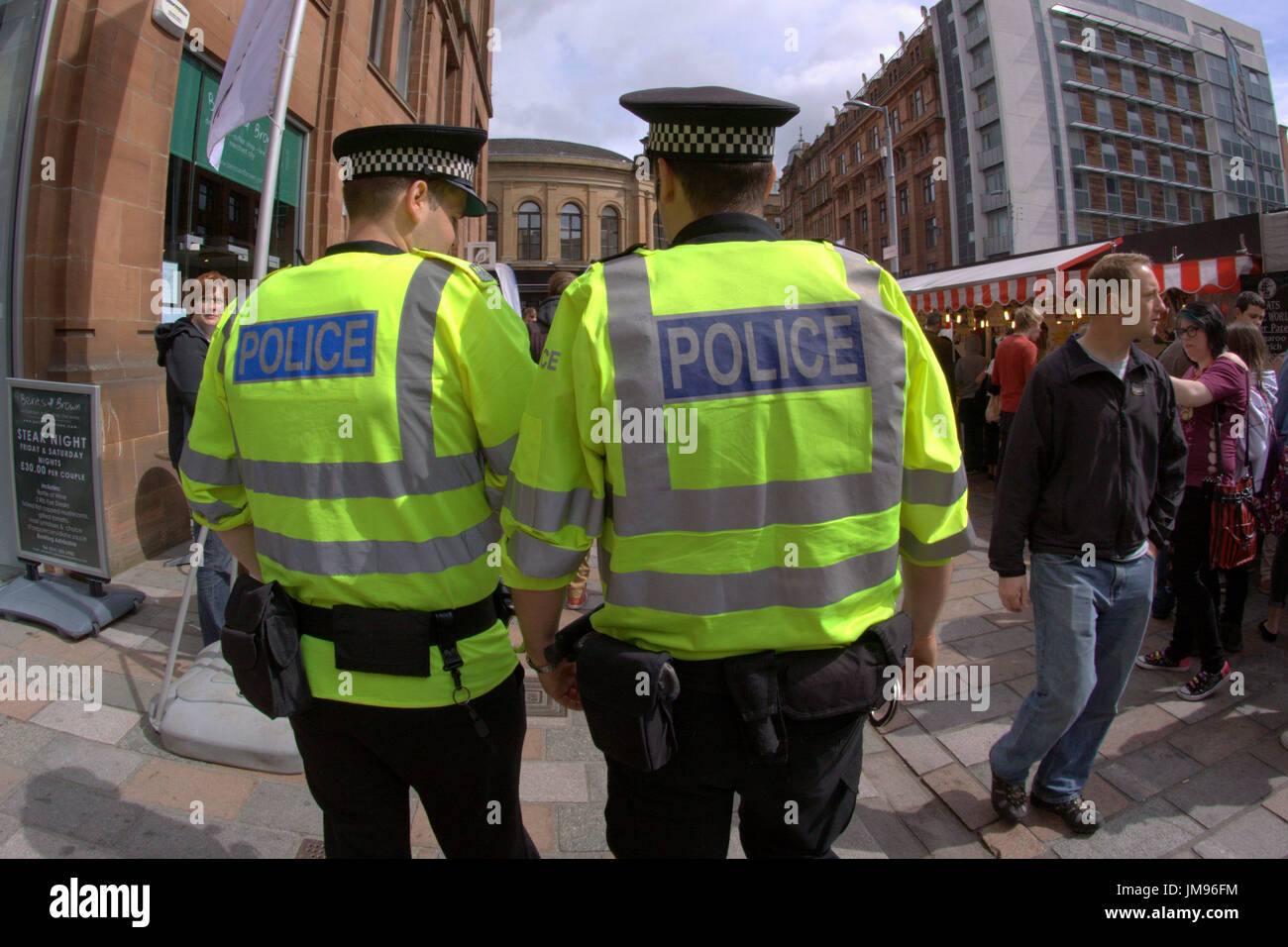 Merchant City Festival Szenen Polizeipräsenz Community Policing wenige Polizisten von hinten gesehen Stockfoto