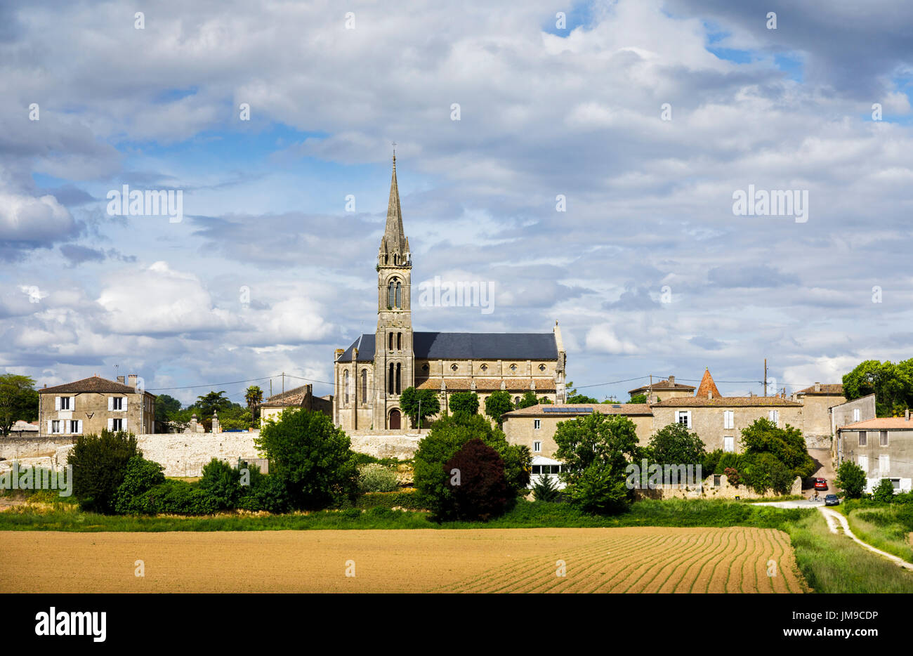 Blick Richtung Kirche St Saturnin, Beguey und Cadillac, Gemeinden im Département Gironde in der Nouvelle-Aquitaine, Südwestfrankreich, über Felder Stockfoto