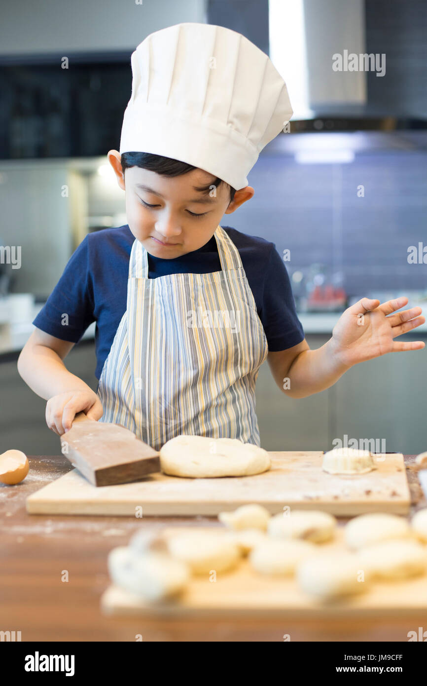 Glücklich kleinen chinesischen Jungen zu Hause Backen Stockfoto