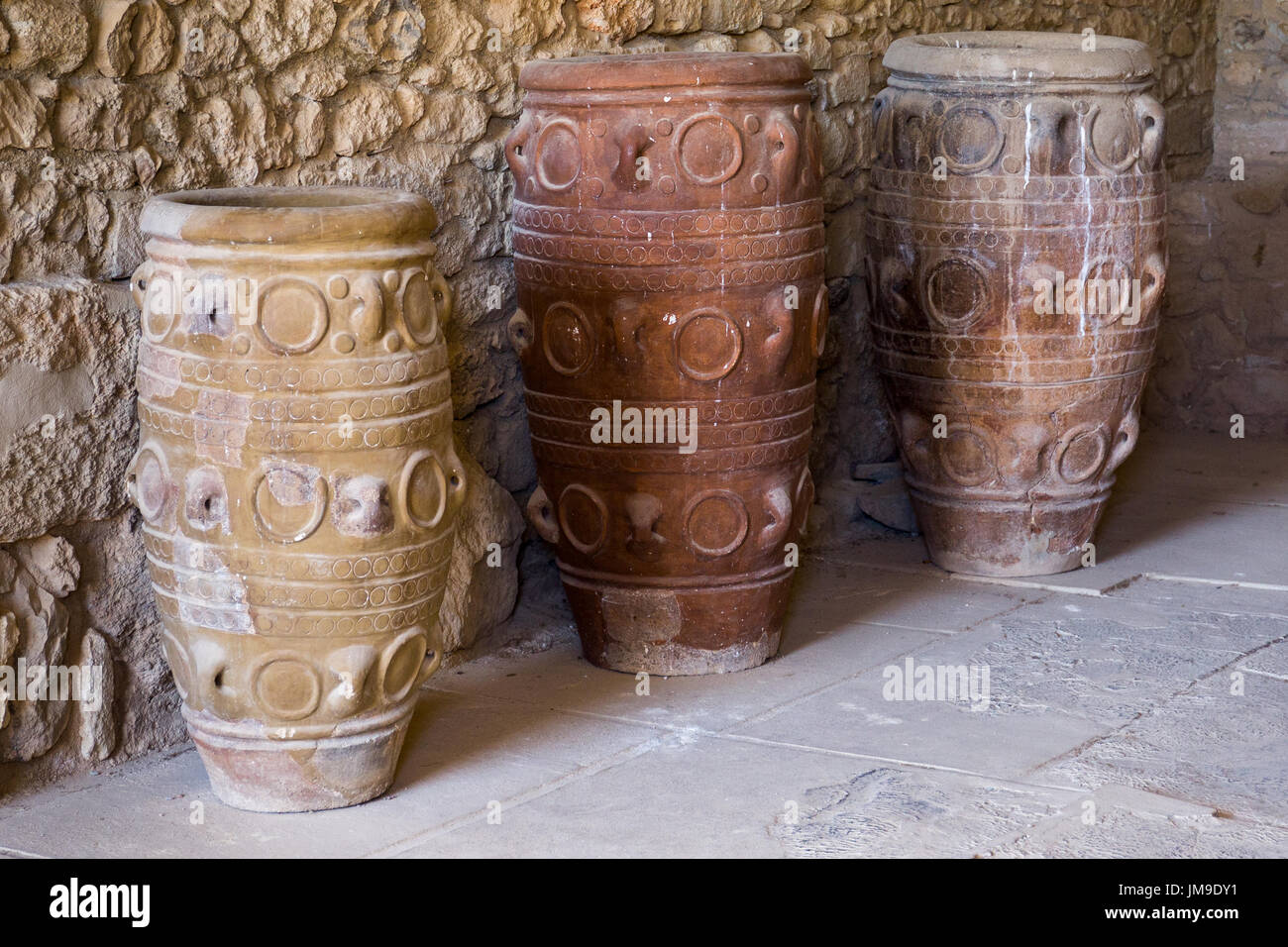 Riesige antike Amphoren aus dem Palast von Knossos - Kreta, Griechenland Stockfoto