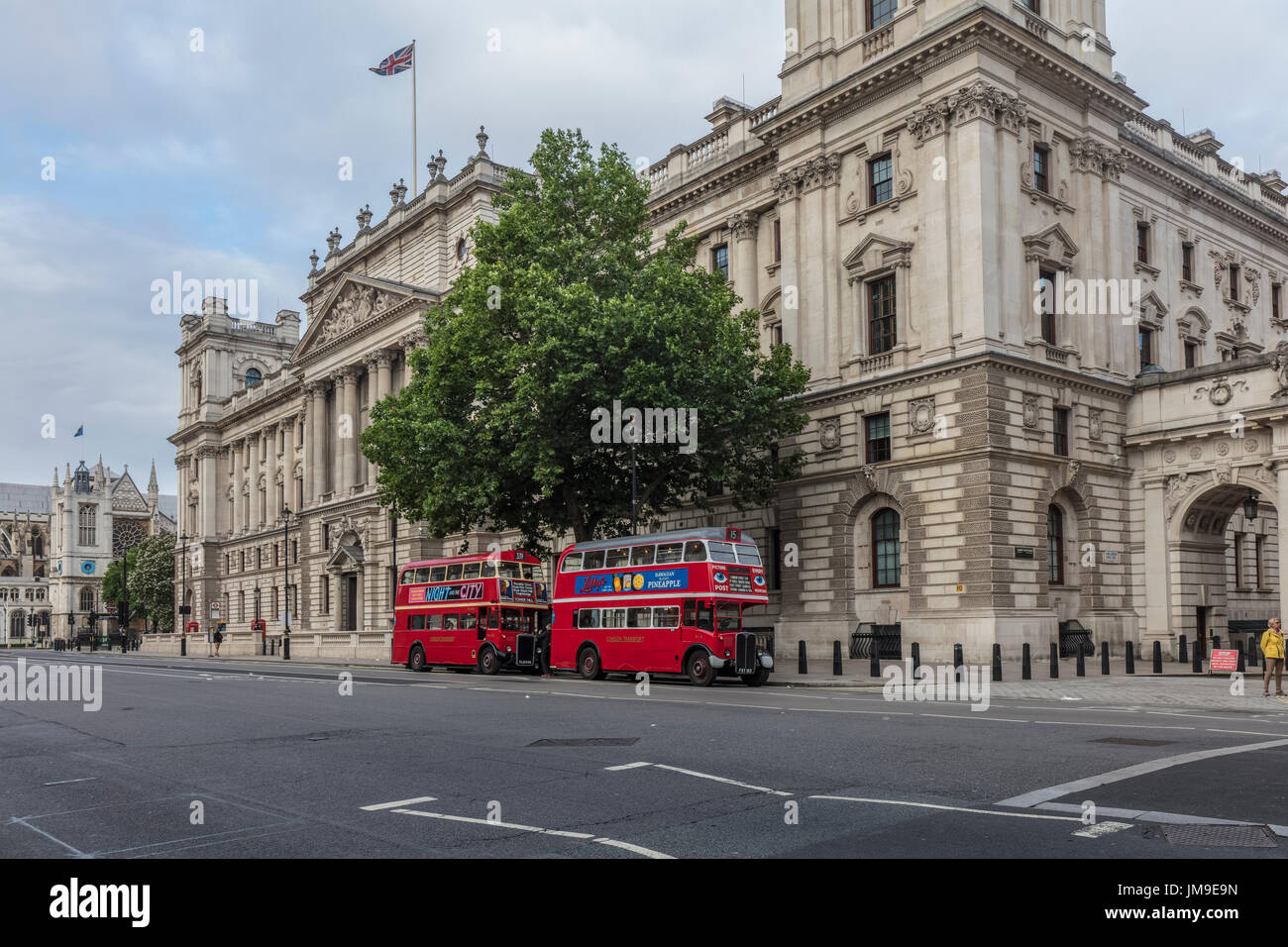 Zwei roten Londoner Busse in der Nähe der Horseguards Parade Stockfoto
