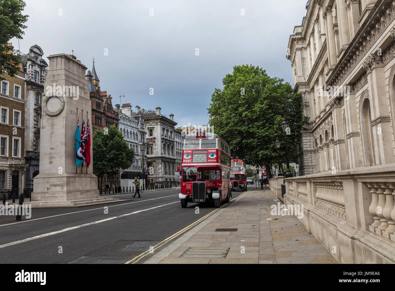 Zwei rote Busse auf dem Ehrenmal in Whitehall London Stockfoto