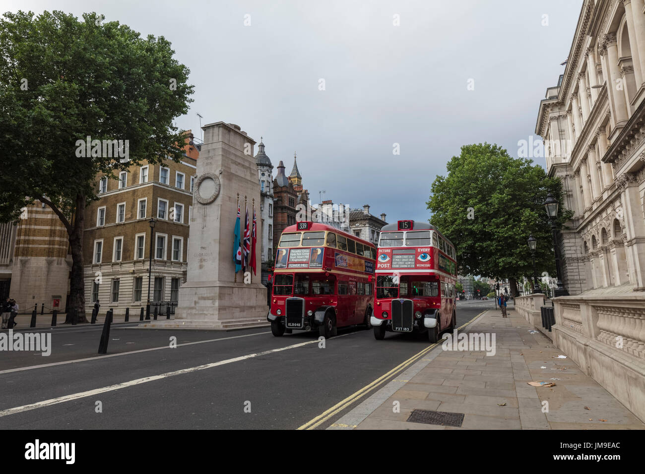 Zwei rote Busse auf dem Ehrenmal in Whitehall, London Stockfoto