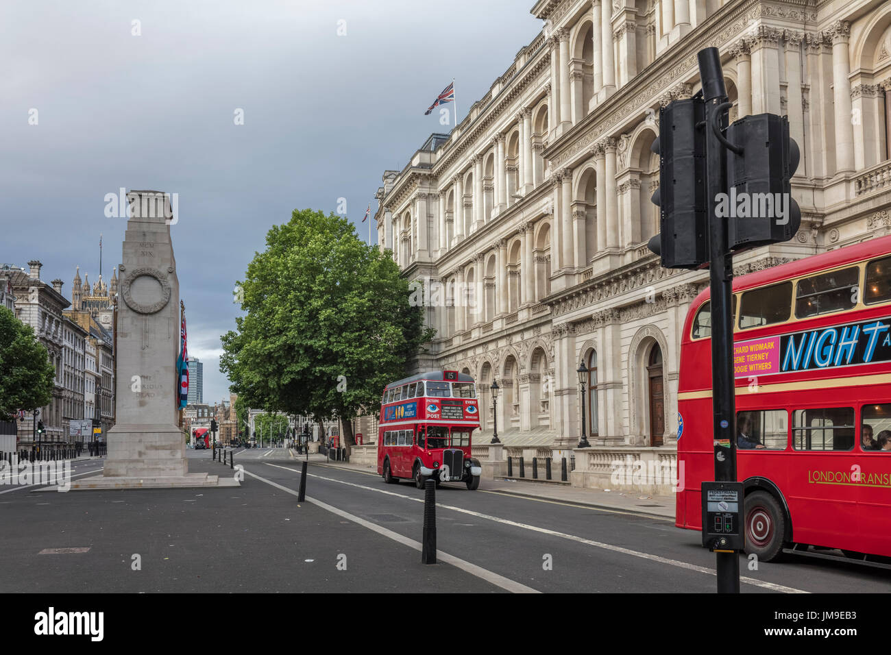 Rote Busse am Ehrenmal in Whitehall Stockfoto