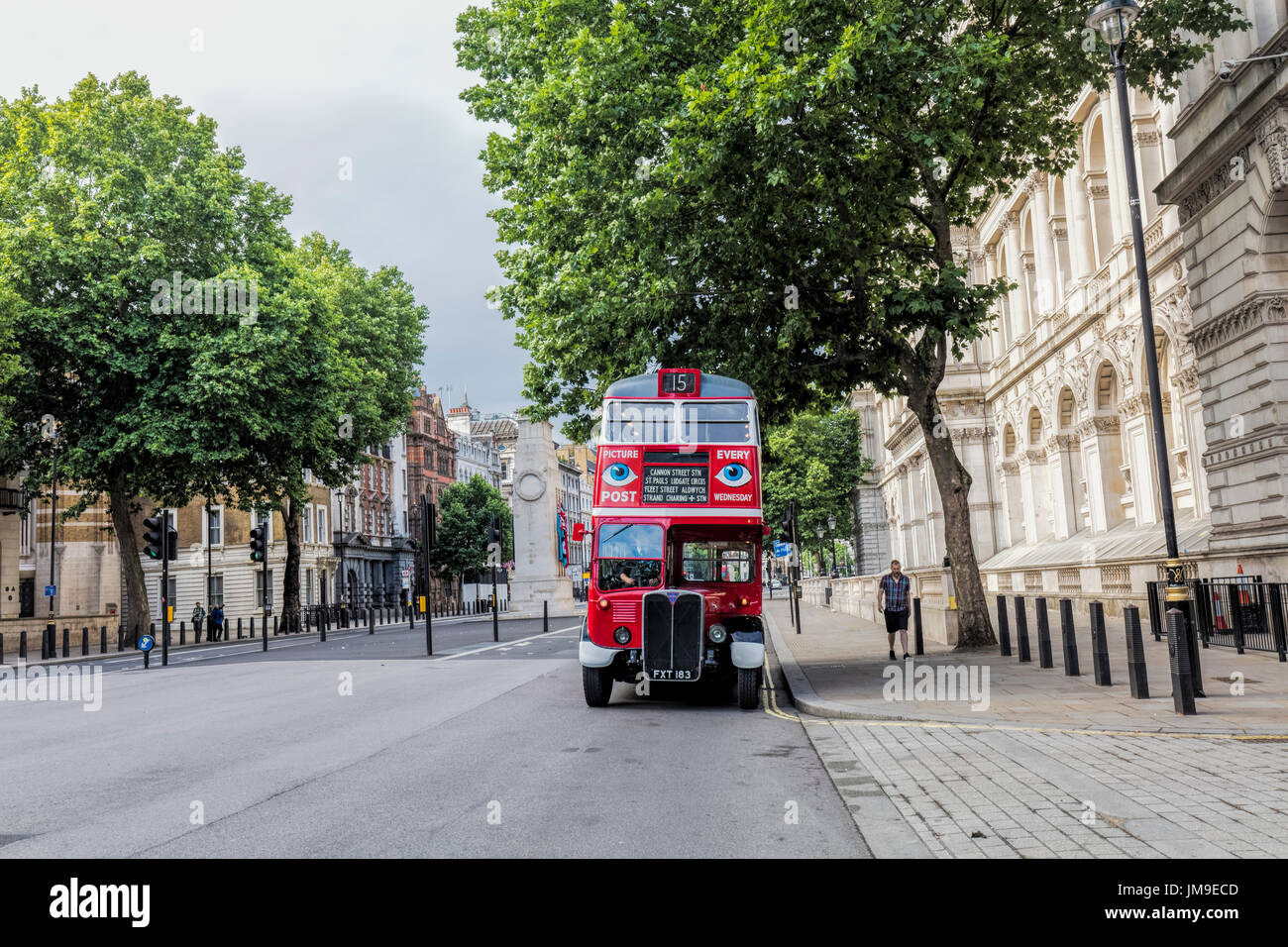 London Red Bus in Whitehall Stockfoto