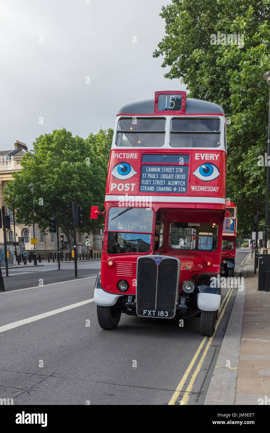 London Red Bus in Whitehall Stockfoto