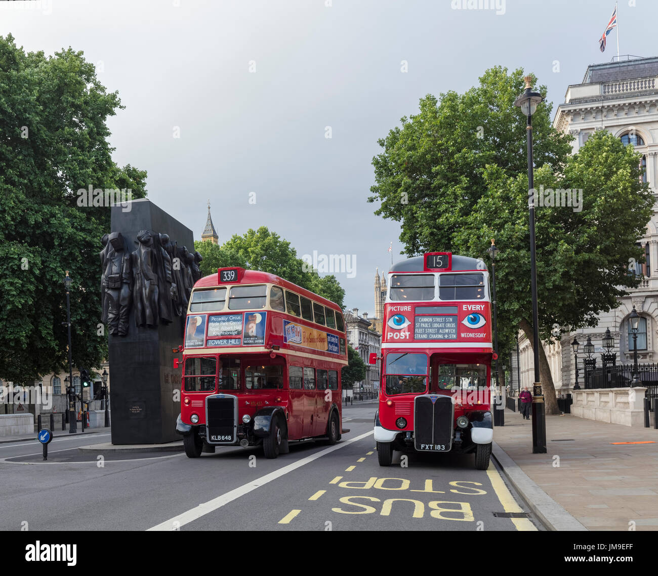 Roten Doppeldecker-Busse in Whitehall, London Stockfoto