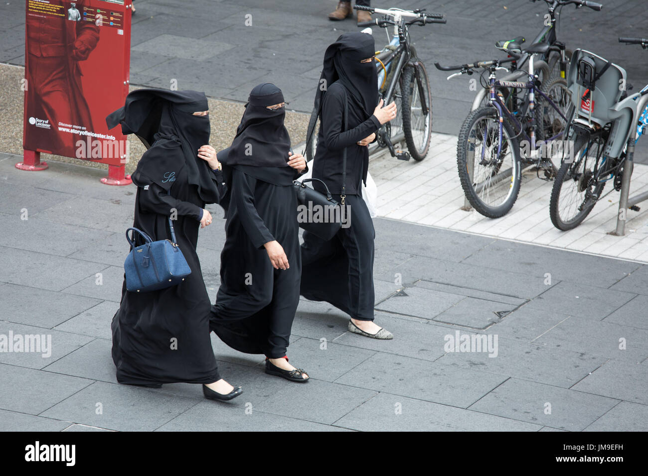 Drei Frauen tragen die traditionellen Niqab abgebildet, im Zentrum von Leicester Stockfoto