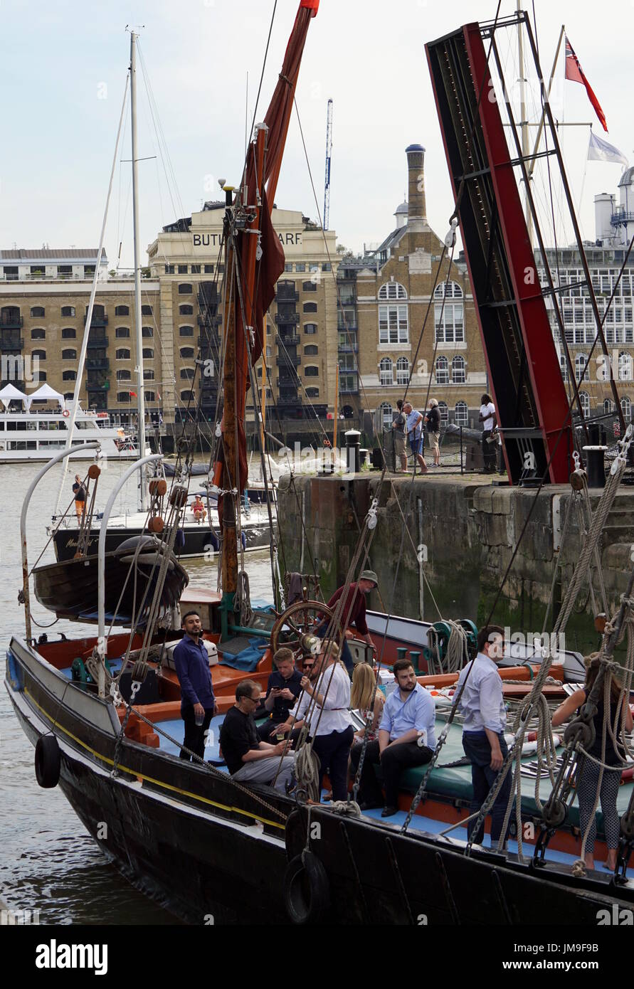 Boot fährt London Docks Stockfoto