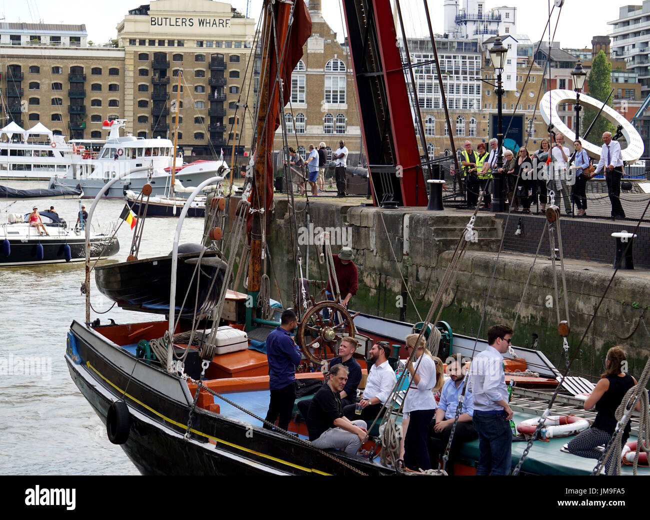 Boot fährt St Katherine's Dock Stockfoto