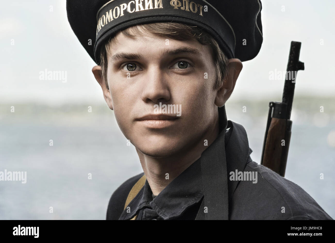 Historisches Fest des zweiten Weltkriegs in Samara, 26. Juli 2015. Porträt der Schiffsjunge auf dem Hintergrund der Wolga. Stockfoto