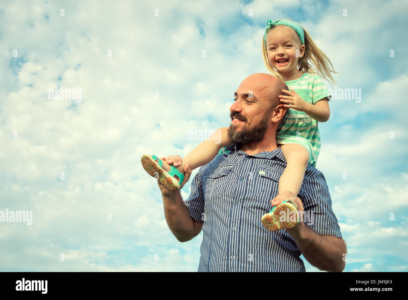 Entzückende Tochter und Vater Porträt, glückliche Familie, Zukunftskonzept Stockfoto