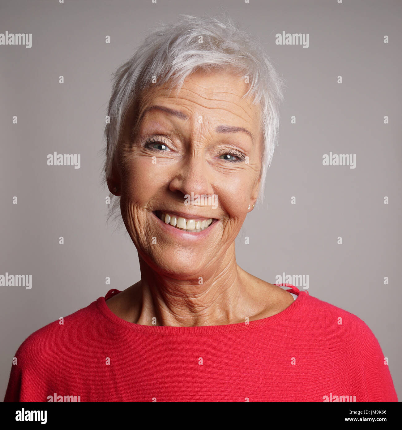 glückliche ältere Frau in ihren 60ern Stockfoto