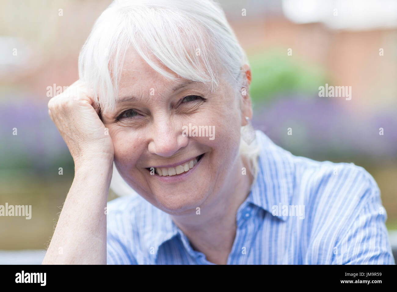 Im freien Kopf und Schultern Portrait Of Senior Woman Stockfoto