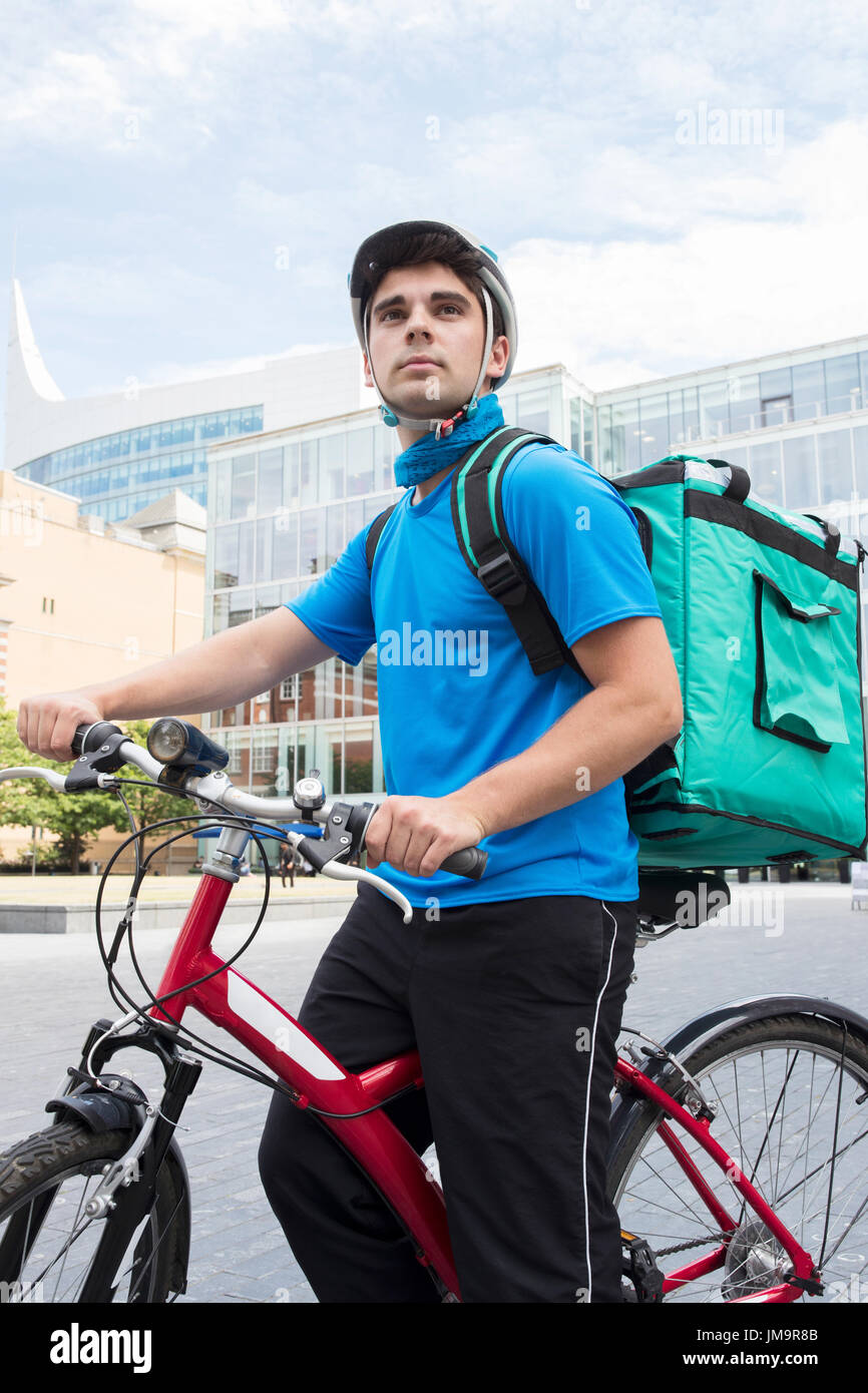 Kurier am Fahrrad liefern Nahrung In Stadt Stockfoto