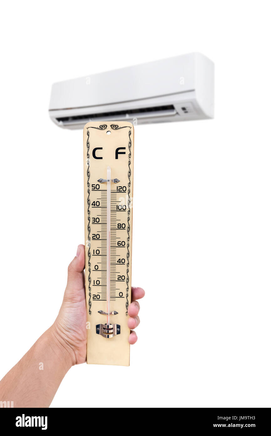 Holz-Thermometer in der Hand an der Vorderseite Klimaanlage. Isoliert auf weißem Hintergrund mit Textfreiraum Stockfoto