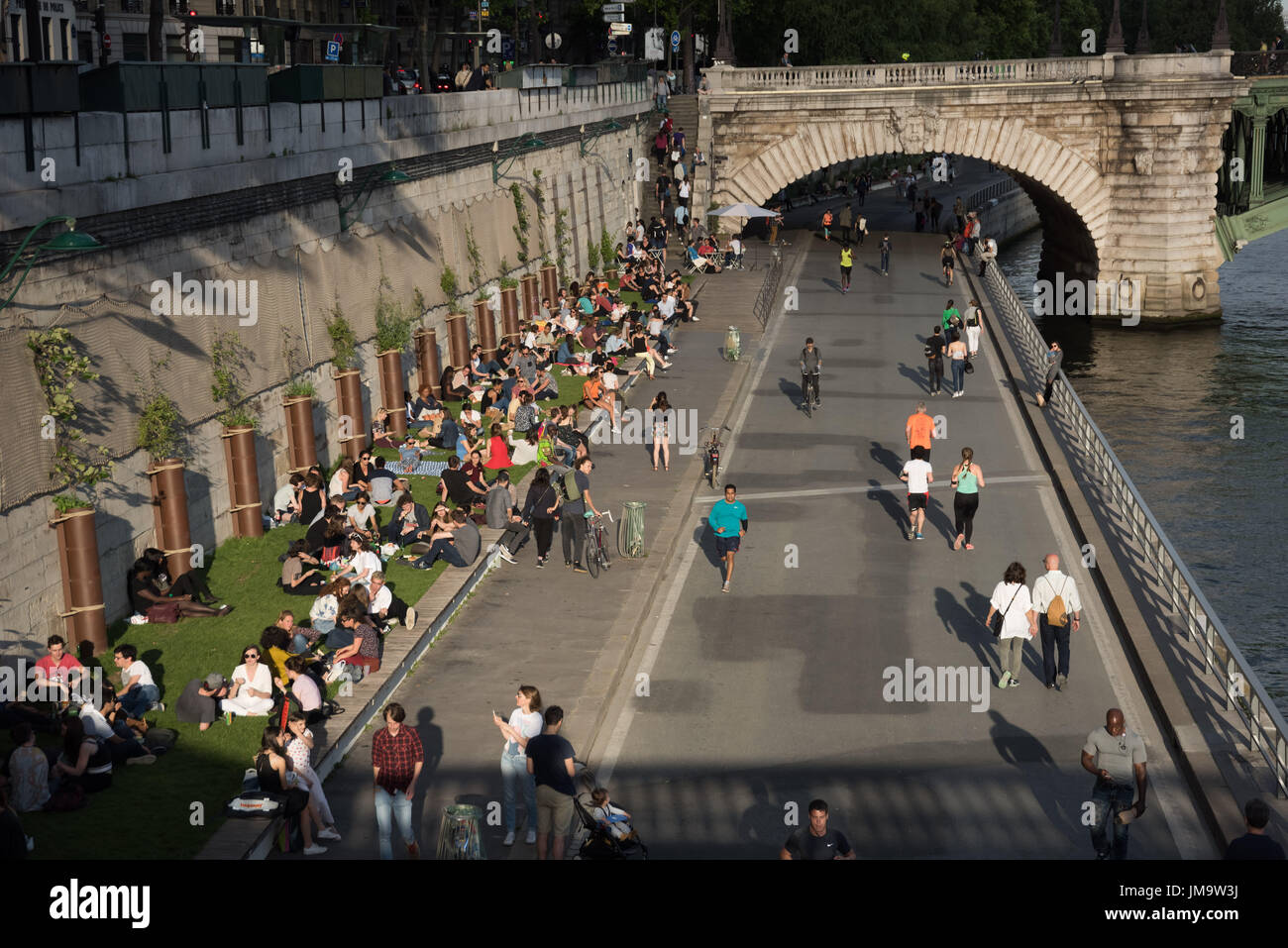 Paris, Verkehrsberuhigte Seineunfer Berges de Seine - Paris, Fußgänger Zone Banken der Fluss Seine Stockfoto