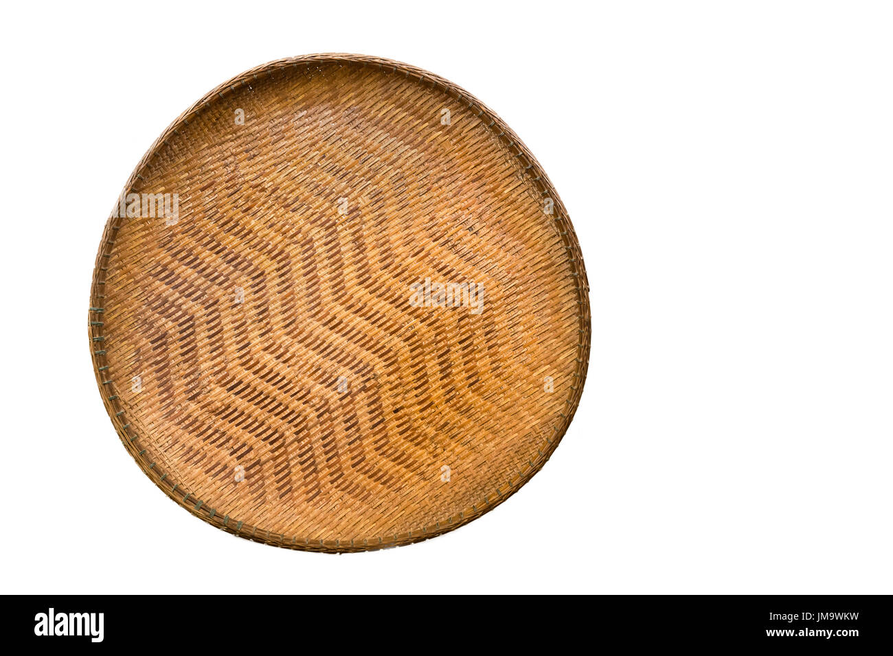 Korbwaren Tablett. Isoliert auf weißem Hintergrund mit Textfreiraum Stockfoto