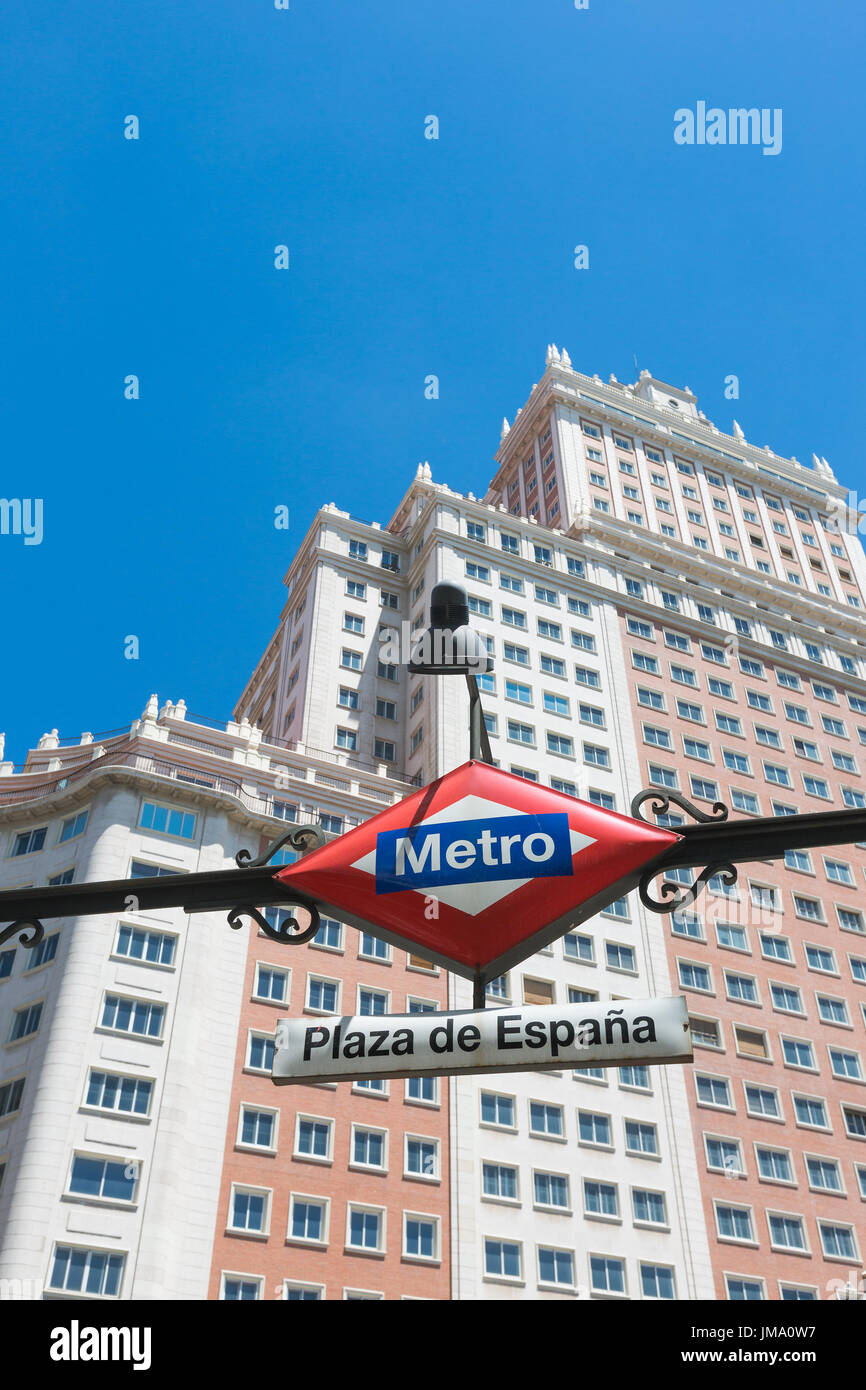 U-Bahn Eingangsschild am Plaza de Espana in Madrid, Spanien mit der berühmten Edificio España im Hintergrund. Stockfoto