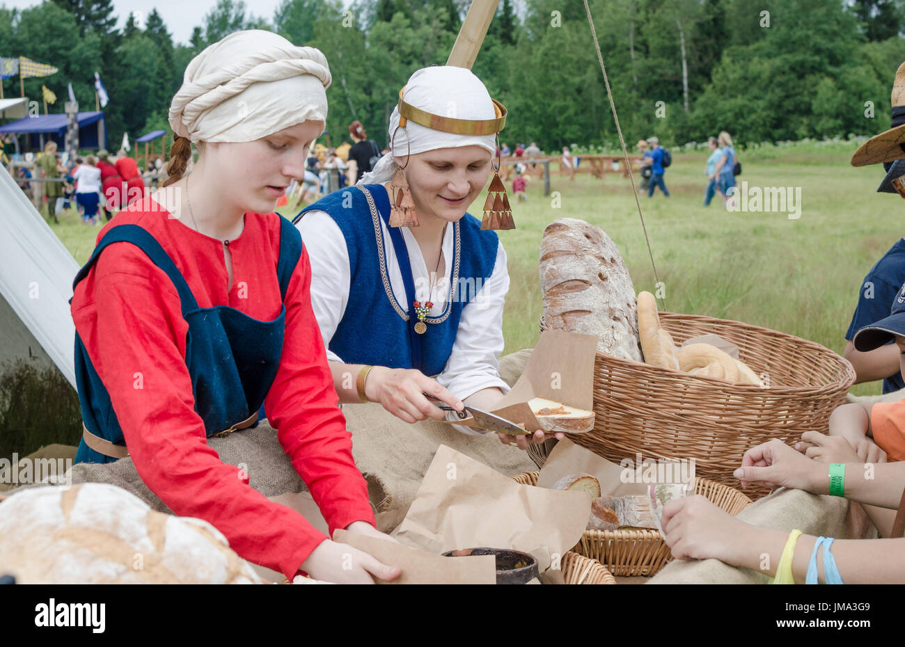 RITTER-WEG, MOROZOVO, APRIL 2017: Festival des europäischen Mittelalters. Frauen am Herd Brot bei der thematischen Mittelalterfest Pastete Stockfoto