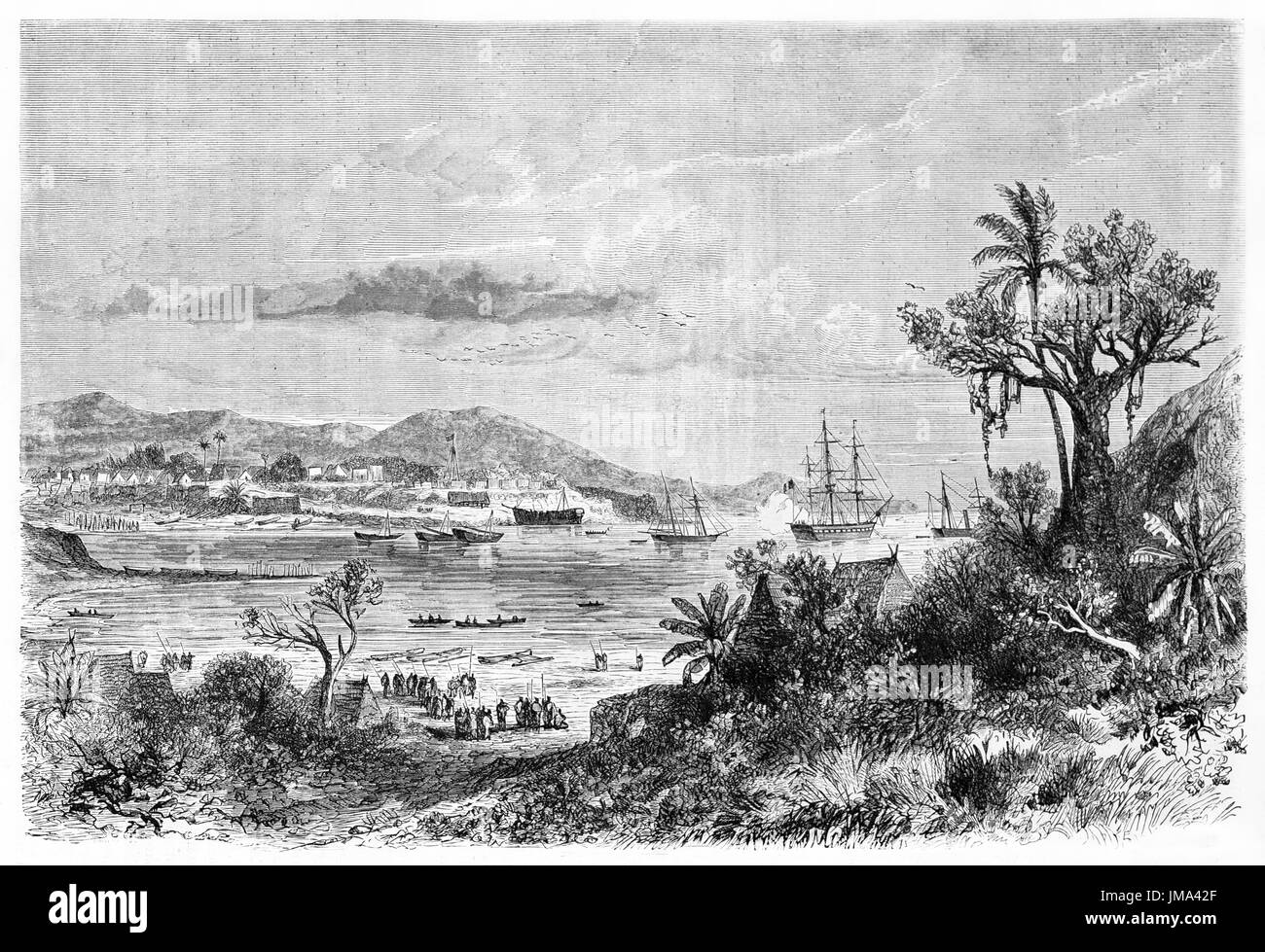 Große Meereslandschaft mit Schiffen, die auf dem Golf von Nosy Be, der kleinen Insel der Nordwestküste Madagaskars, absegeln. Kunst von Bérard, Le Tour du Monde,1861 Stockfoto