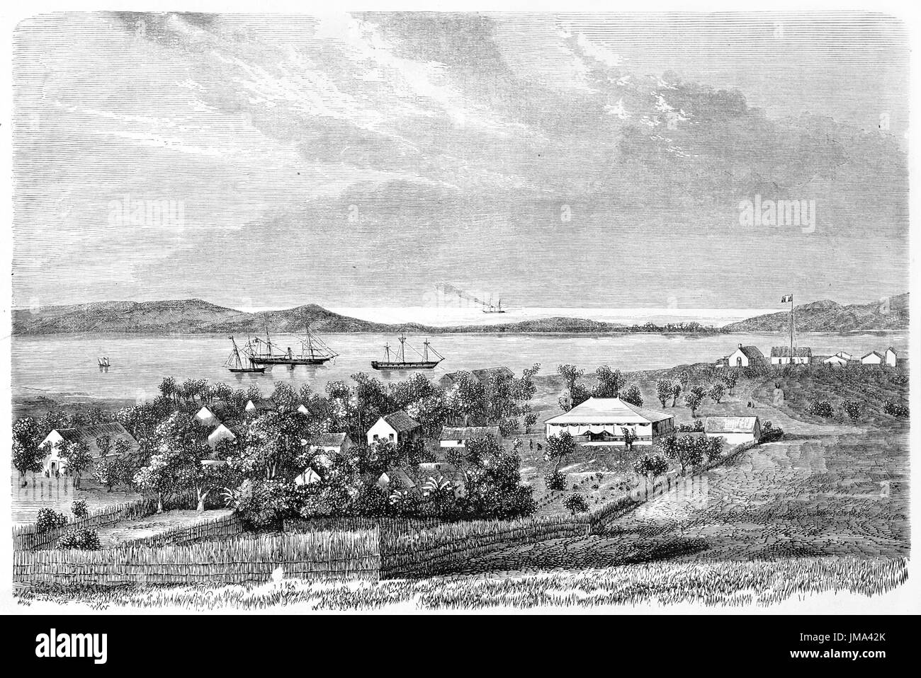 Bewachsenes Flachland mit Farmen und Meer im Hintergrund in Nouméa (ehemals Port-de-France), Neukaledonien. Kunst von De Berard, Le Tour du Monde, 1861 Stockfoto