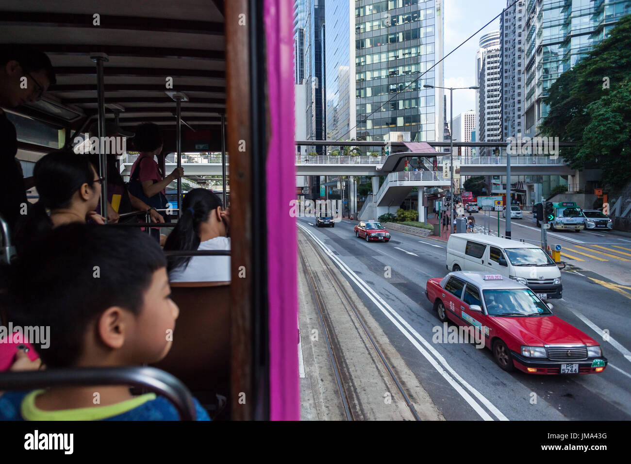 HONG KONG - 22. Oktober 2016: Eine Doppel-Etagen-Straßenbahn fährt durch einen Causeway Bay in Hongkong, Central District Straße. Blick von der Straßenbahn. Stockfoto