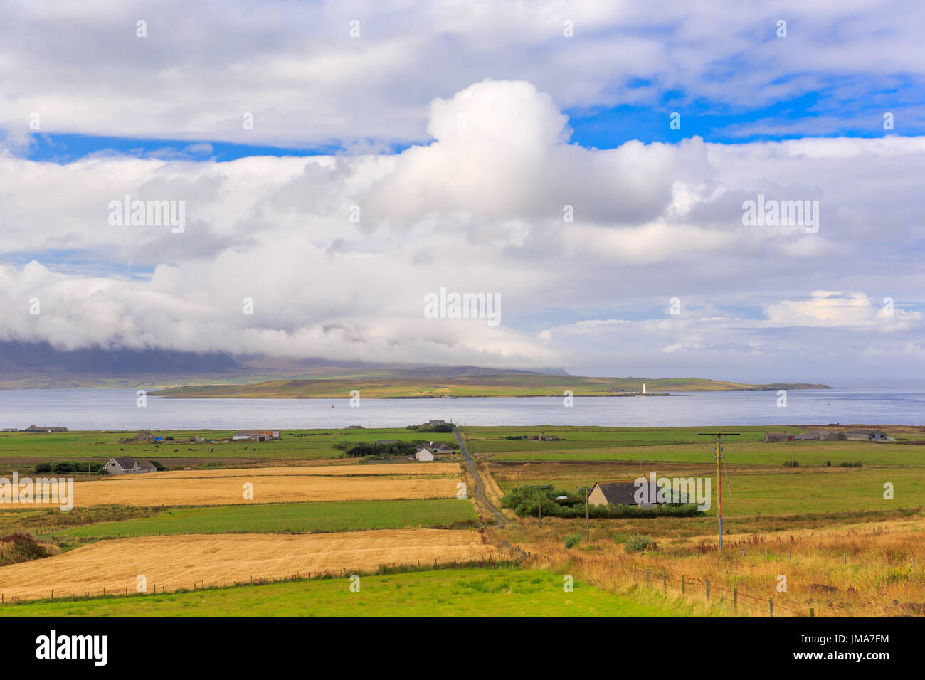 Typische Landschaftsaufnahme neben der Hauptstraße auf der Orkney Mainland Isle, Großbritannien. Stockfoto