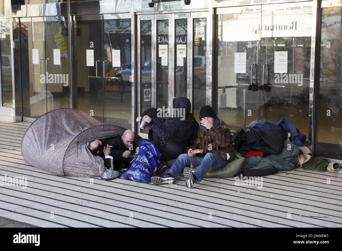 Obdachlose außerhalb British Home Stores. Stockfoto