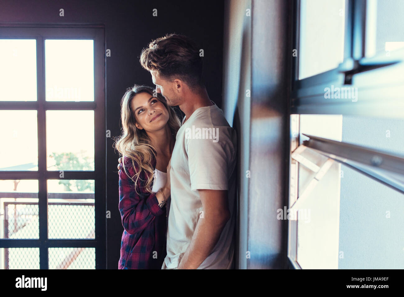 Porträt des romantischen junges Paar einander betrachtend. Mann und Frau in Liebe zusammen drinnen stehen. Stockfoto