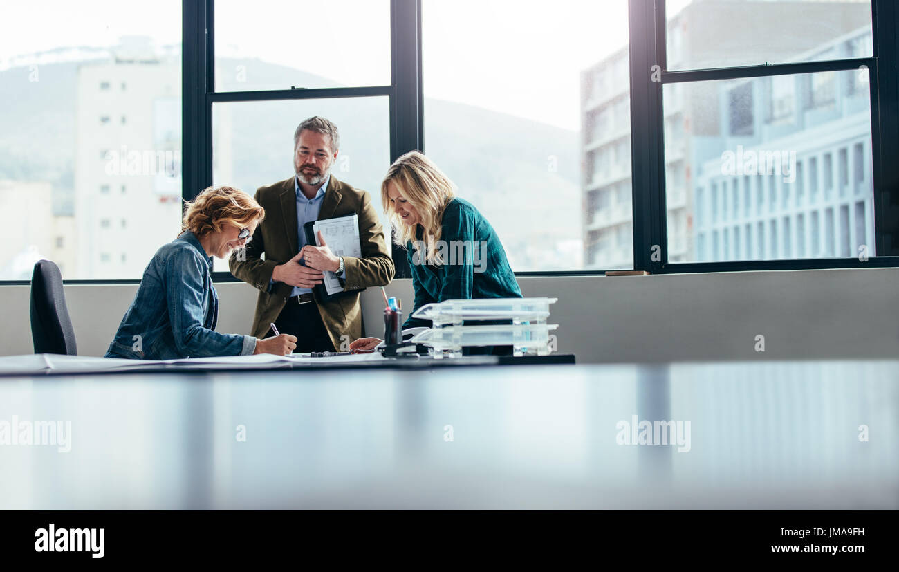 Business-Team im Büro zusammenarbeiten. Team von drei Geschäftsleute diskutieren Baupläne in treffen. Stockfoto