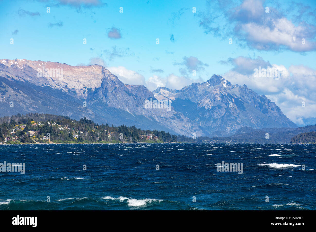 Der Nahuel Huapi See mit den Bergen im Hintergrund. Bariloche, Argentinien. Stockfoto