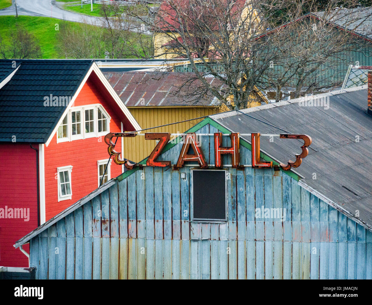 Holzarchitektur im Dorf Nesna, Nordland County, Norwegen. Stockfoto