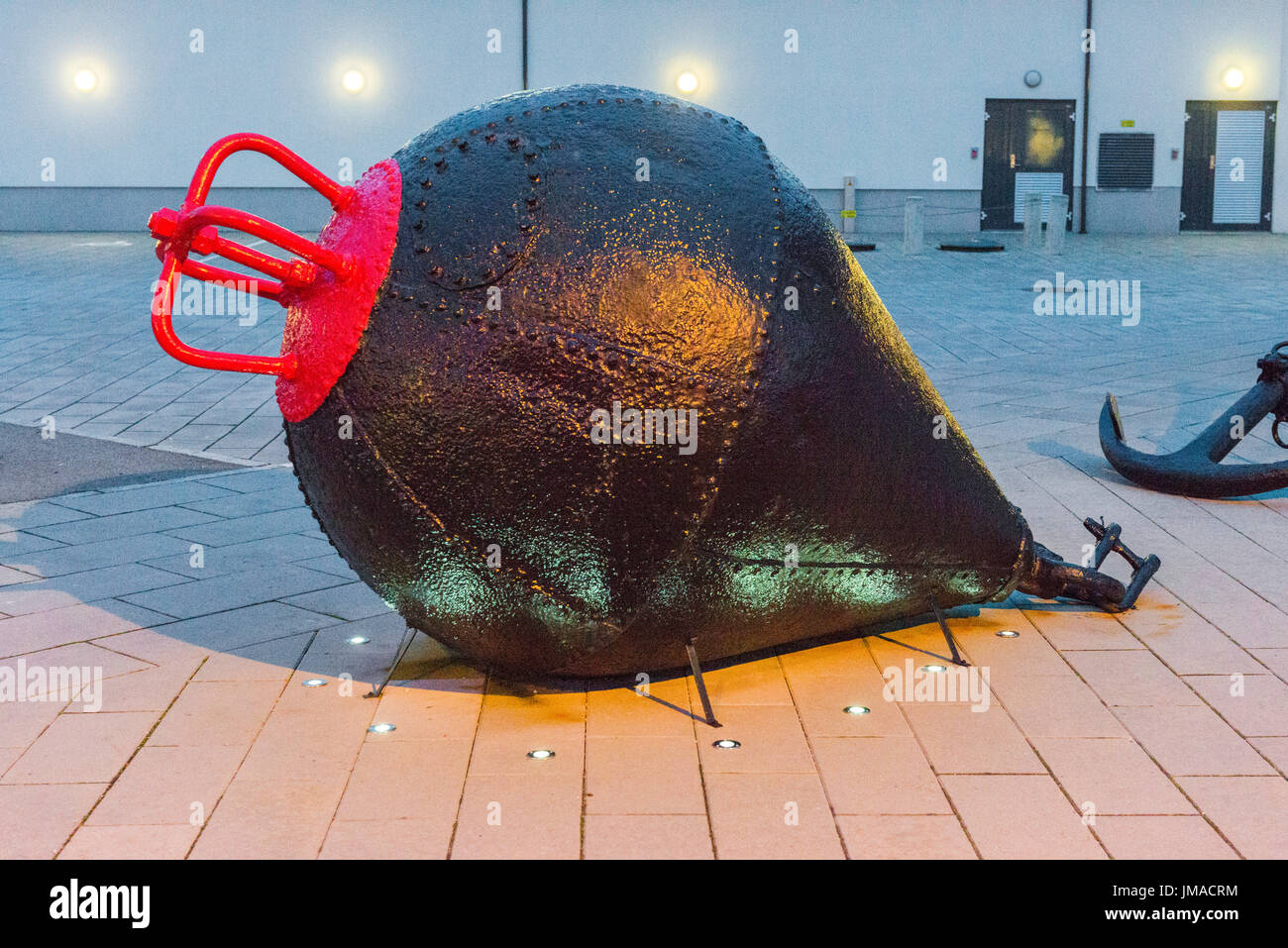 Eine von drei Bojen auf der Anzeige außerhalb des Nordmørsterminalen Terminalgebäude dockside in Kristiansund, Østfold County, Norwegen. Stockfoto