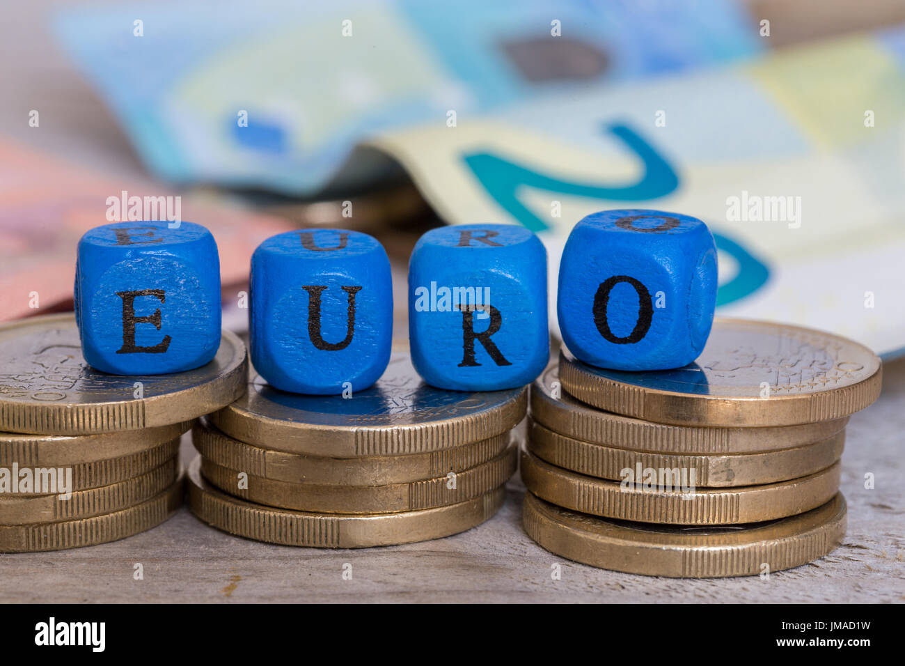 Euro-Brief-Würfel auf Münzen Konzept. Stockfoto