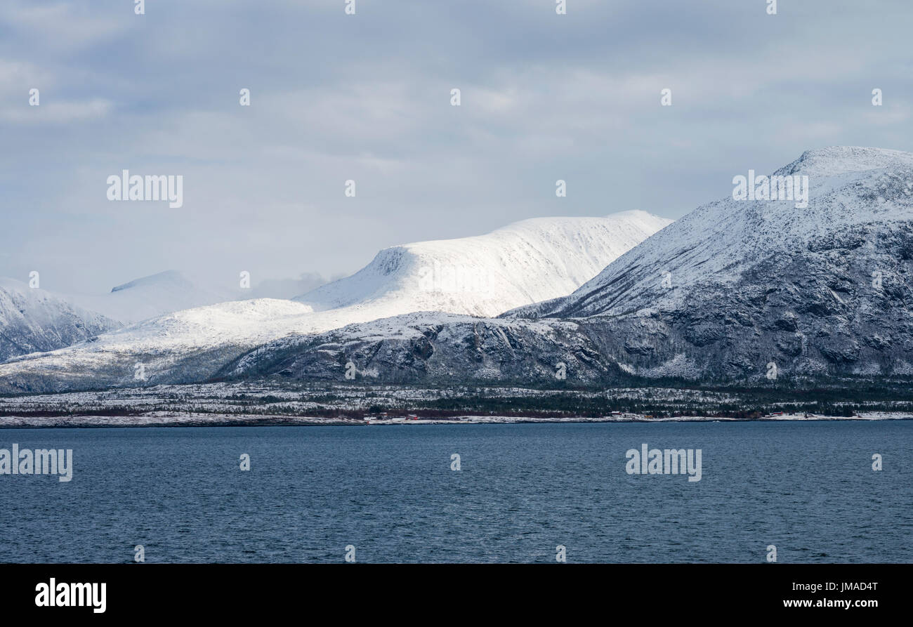 Schneebedeckte Berge, an der Küste Richtung Süden Ansatz nach Kristiansund auf der Hurtigruten an der Küste Express Kreuzfahrtschiff gesehen. Stockfoto