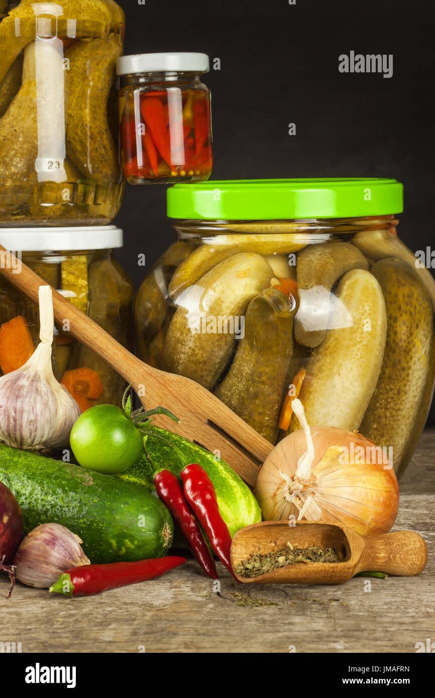 Saure Gurken in der Küche vorbereiten. Saure Gurken im Glas. Nach Hause ...
