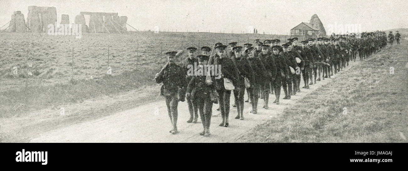Erste kanadische Infanterie vorbei an Stonehenge, ww1 Stockfoto