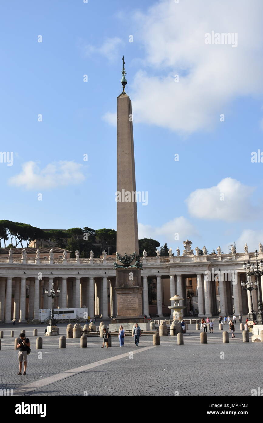 Vatikan, stilles Wasser-Brunnen in der Nähe hohes Denkmal in St. Petersplatz zum Wassersparen im Auftrag des Vatikans. Stockfoto